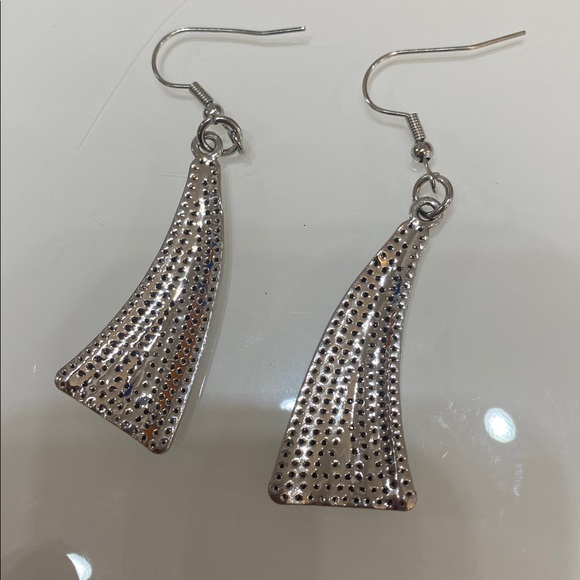Silver tone earrings - Picture 3 of 3